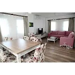 Pensiune Dibek Homes &