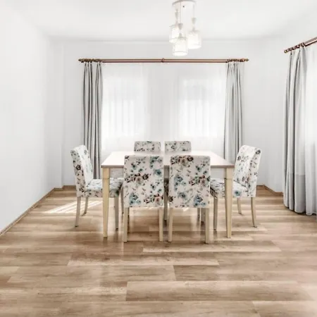 Dibek Homes & ゲストハウス