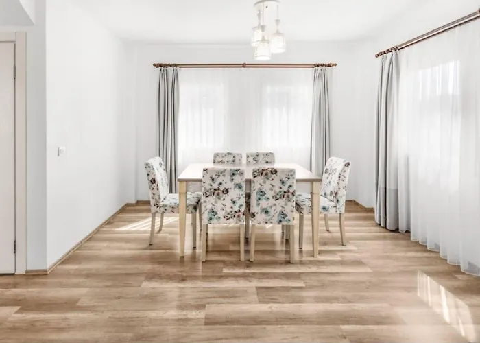 Dibek Homes & Πανσιόν